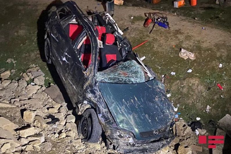 Bakıda iki avtomobilə çırpılan “Opel” dərəyə aşdı, sürücü öldü - VİDEO