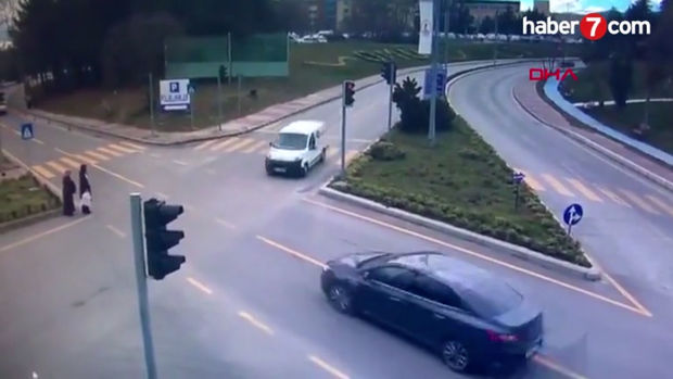 İşıqforun qırmızı işığına məhəl qoymayan sürücü ana və övladını vurdu - VİDEO