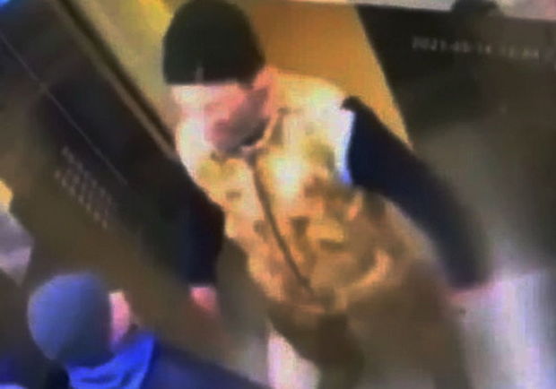 Liftə girərək 10 yaşlı uşağı döydü: Telefonunu verib çıxdı - VİDEO