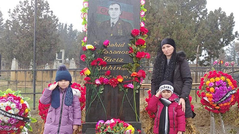 Şəhid xanımından dəhşətli yazı: “Kişi məni vadar etdi ki, şəhid ərimə zəng edim...” (FOTOLAR)