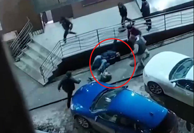 Yanında azyaşlı uşağı olan kişi adi məzəmmətə görə döyüldü – VİDEO