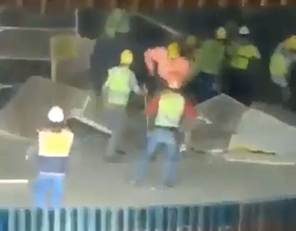 Asma tavan fəhlələrin üzərinə çökdü - VİDEO