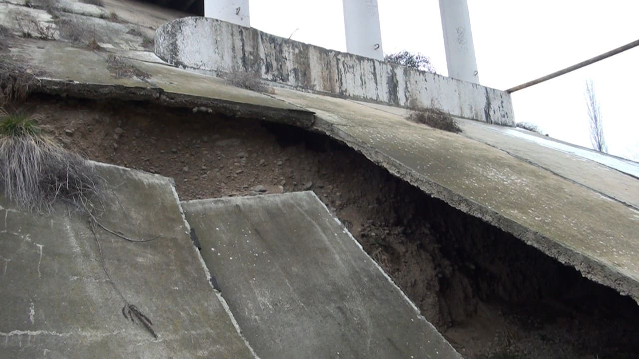 Azərbaycanda yeni tikilən körpü qəzalı vəziyyətə düşdü-FOTO