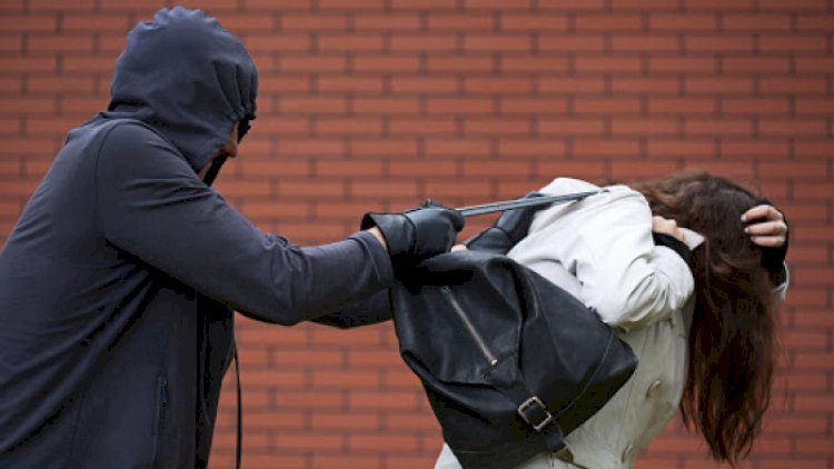 Qadını döyüb 2000 manatlıq telefonunu aldı