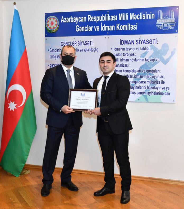 Rövşən Xəlilov mükafatlandırıldı