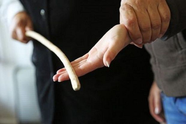 Nazir şagirdin döyülməsinə görə direktoru və müavinini CƏZALANDIRDI