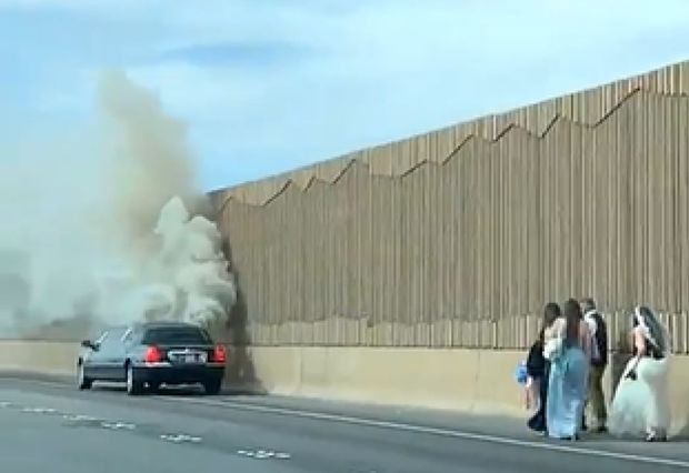 Gəlin aparan limuzin nikah mərasiminə gedərkən yolda alovlara büründü - VİDEO