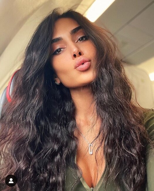 Cazibədar Pərvin qısa şortikdə - FOTO