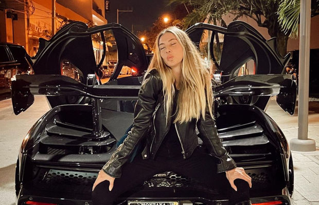 Cazibədar modellə sevgili olan şeyxin oğlunun lüks avtomobili oğurluq çıxdı - FOTO