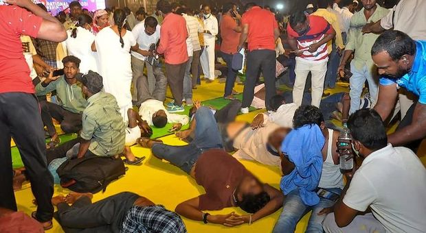 Hindistanda tribuna çöküb, 100-ə yaxın şəxs yaralanıb - FOTO