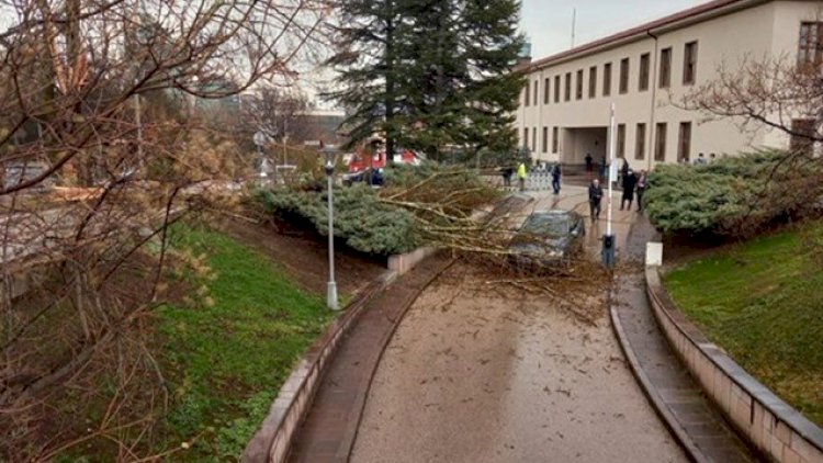 Türkiyədə parlamentin binasına ildırım düşdü - Video