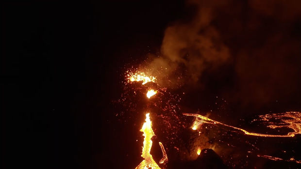 Tanınmış bloqer İslandiyada püskürən vulkanı dronla çəkdi - VİDEO