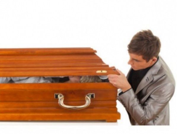 Ölən qardaşına son dəfə baxmaq istəyən şəxs həyatının şokunu yaşadı