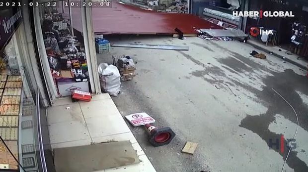 Uçan damın altında qalmaqdan son anda qurtuldular – VİDEO