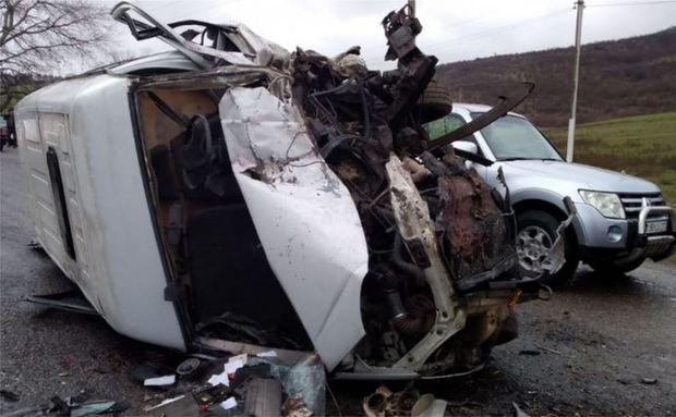 Yevlaxda yük maşını qəza törədib, xəsarət alanlar var