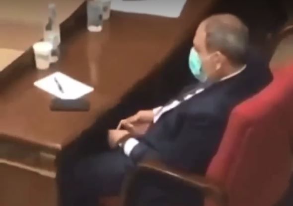 Paşinyan parlamentin iclasında təsbeh çevirib – VİDEO