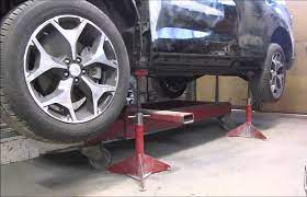 Maşın ustasının üzərinə avtomobil düşdü