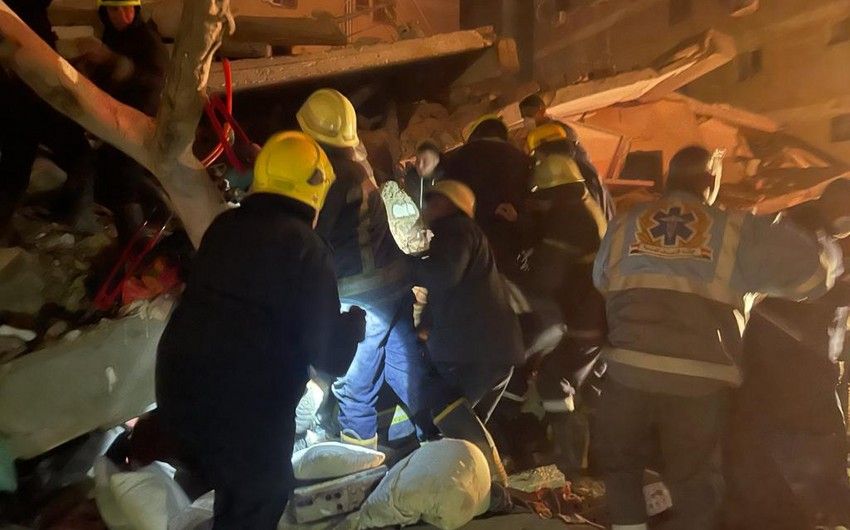 Çoxmərtəbəli yaşayış binası uçub, ölənlər və xəsarət alanlar var