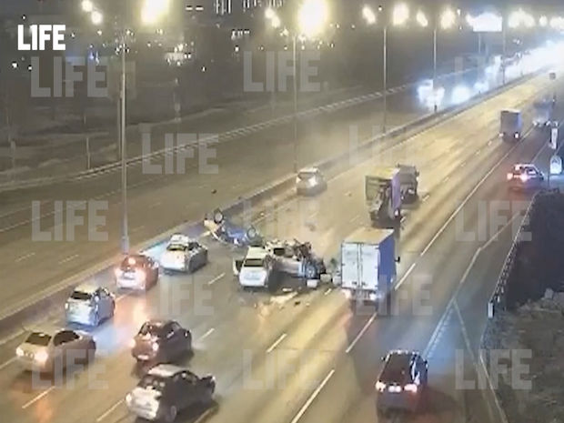 Moskvada yolda qalan yük maşını zəncirvari qəzaya səbəb oldu – VİDEO