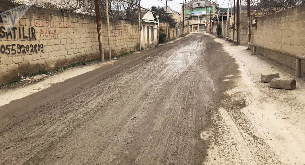 Bakıda yaşayış massivinin 6 ay əvvəl asfaltlanan yolu dağılıb