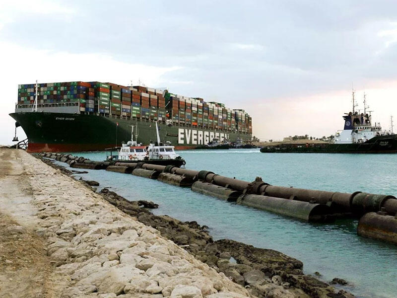 Konteyner gəmisinin kanaldan çıxarılma VİDEOsu yayıldı