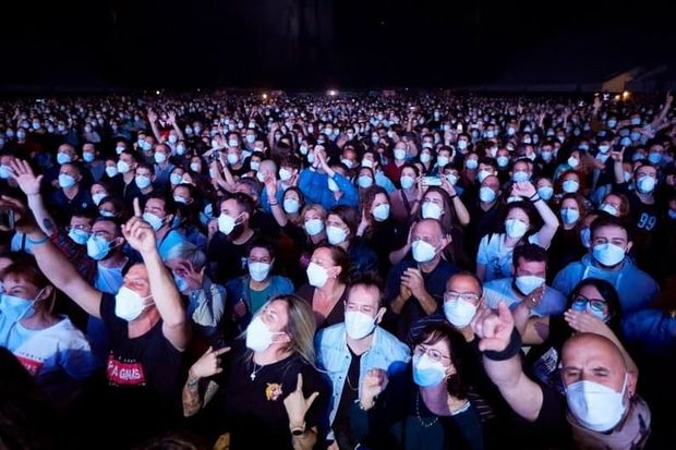 5000 nəfərlik konsert təşkil edib koronavirusun yayılma riskini yoxladılar - VİDEO