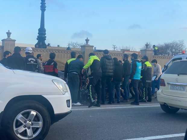 Bakının iki prospektində baş verən qəzalar yollarda tıxac yaratdı: Yaralalılar var - FOTO