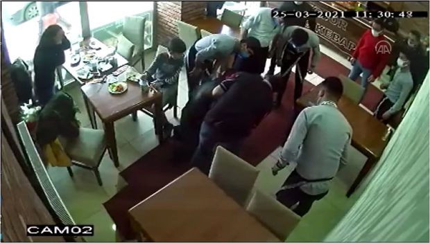 Ofisiant azyaşlı müştərinin həyatını xilas etdi - VİDEO