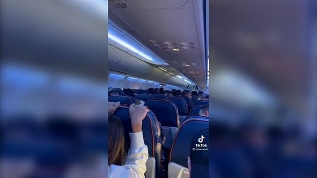 Nasazlıq səbəbindən təcili eniş edən təyyarədə qorxulu anlar - VİDEO