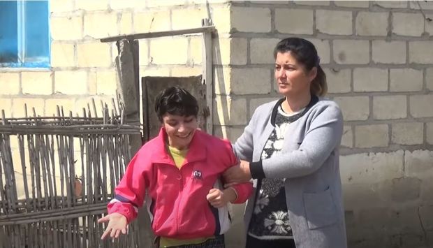 Əlilliyi olan 18 yaşlı qızın pensiyası kəsilib - VİDEO