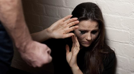 Azərbaycanda toyuq təmizləyə bilməyən gəlini döyüb, atasının evinə GÖNDƏRDİLƏR - FOTO