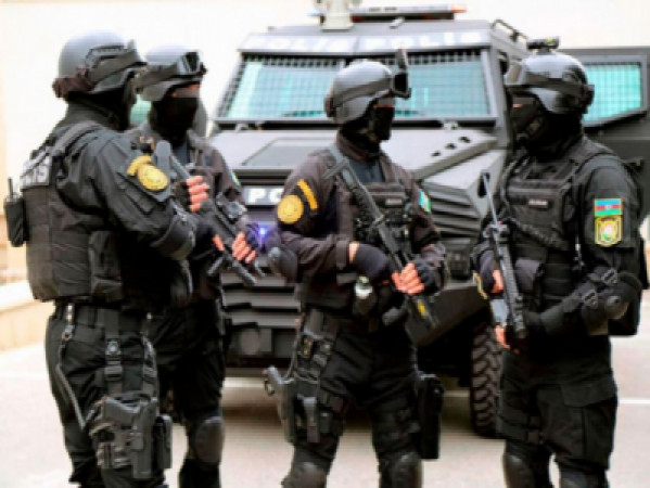 SON DƏQİQƏ: Bakının mərkəzində DƏHŞƏT - Polis güllə YAĞDIRDI, YARALI VAR