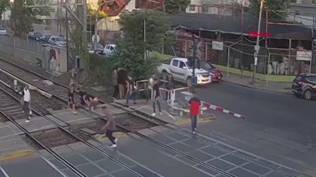 Həyatlarını riskə atıb dəmir yolu xəttinin üstündə əlbəyaxa davaya çıxdılar - VİDEO