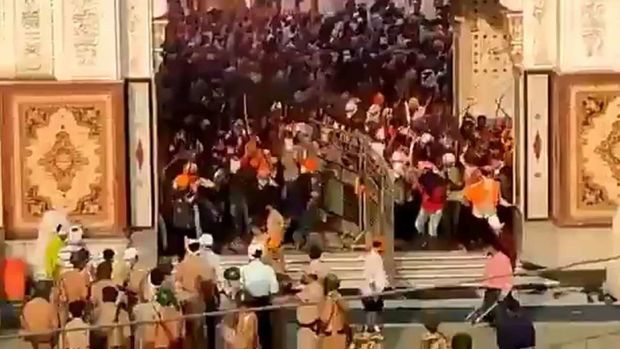 Mərasimə izn verilmədiyi üçün qılınclarını polislərin üzərində sınadılar - VİDEO