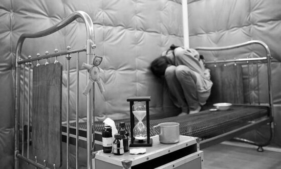 Azərbaycanda kişi özündən 30 yaş kiçik həyat yoldaşını dəlixanaya atdı - FOTO