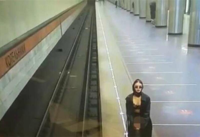 Metroda görünən qara geyimli xanım kameraya düşdü - Davranışı olay oldu - FOTO