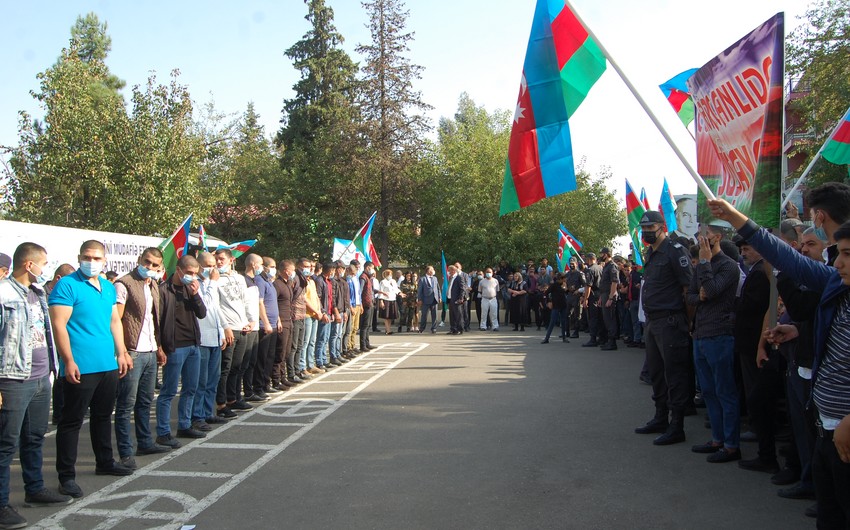 Oğlan övladı olanların diqqətinə! Bu şəxslər orduya çağrılır