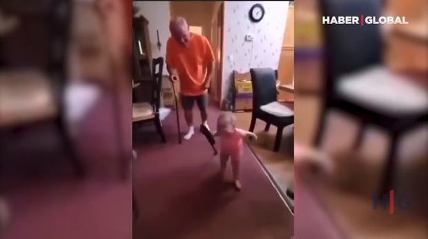 Çomaqla gəzən babasını yamsılayan körpə hamını güldürdü – VİDEO