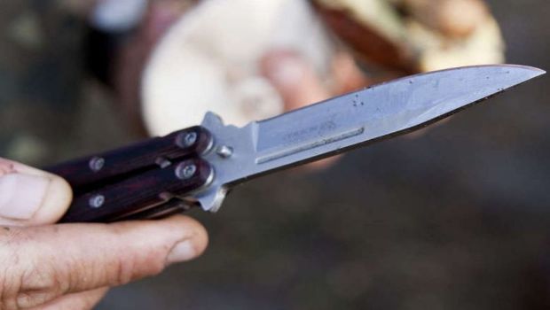 Avtomobilini təmir etdirməyə gələn şəxsi bıçaqladılar