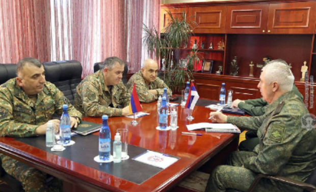 Ermənistanda Rusiya sülhməramlılarını Serbiya bayrağı ilə qarşıladılar - FOTO