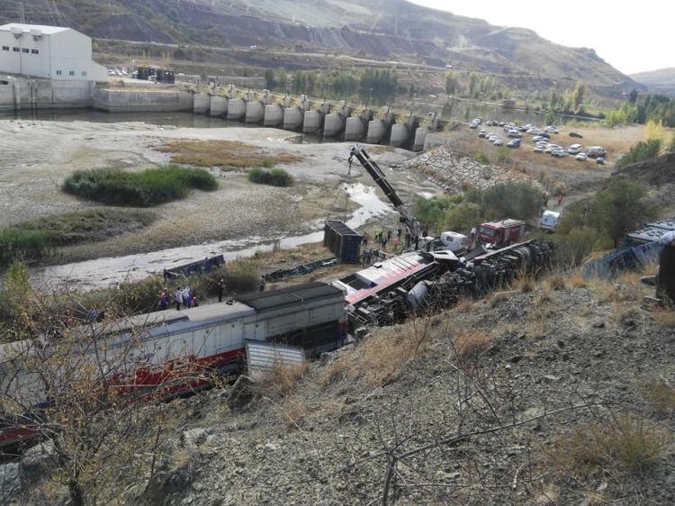 Qatar relsdən çıxaraq aşdı: Çoxlu sayda ölən var