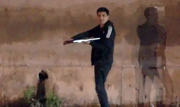 Qaçmağa yer tapmayanda silahı özünə tuşladı - VİDEO