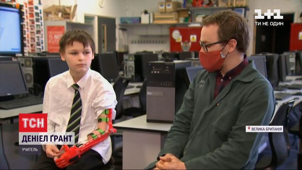 Müəllim şagirdi üçün 3D printerdə protez çap etdi – VİDEO