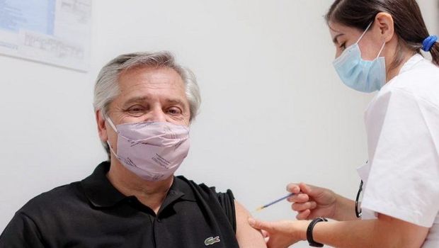 Привившийся российской вакциной президент Аргентины заболел коронавирусом