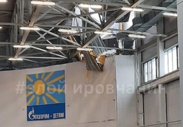 Rusiyada yarış zamanı idman kompleksinin tavanı uçub – VİDEO