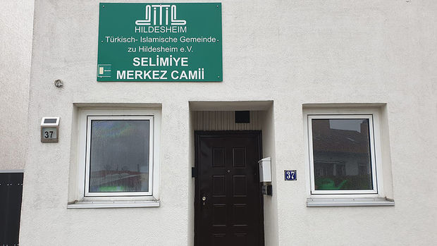 Almaniyada məscidə daşla hücum edilib – FOTO