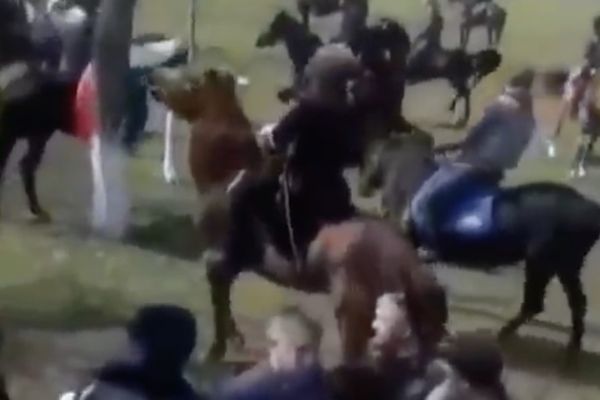 В Дагестане остановили конный поход чеченцев, кричащих 