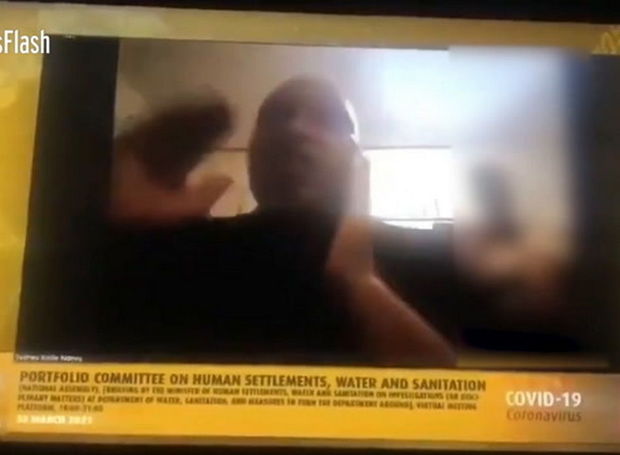 Onlayn konfrans zamanı məmurun arvadı kameralarda çılpaq göründü - VİDEO