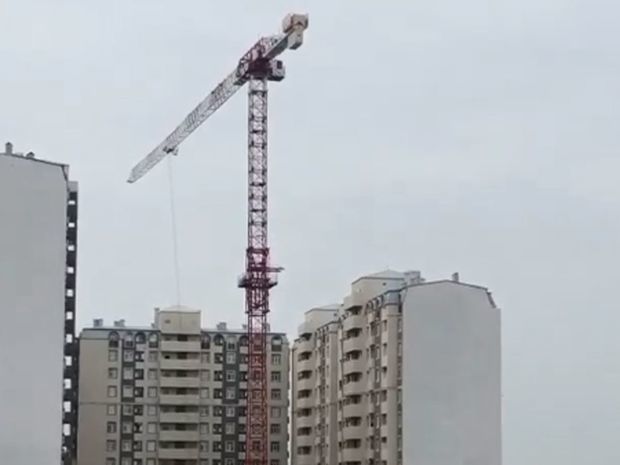 В Баку подъемный кран из-за ветра может опрокинуться в любой момент - ВИДЕО