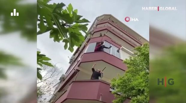 Mənzilinə daxil olmaq üçün həyatını təhlükəyə atdı - VİDEO